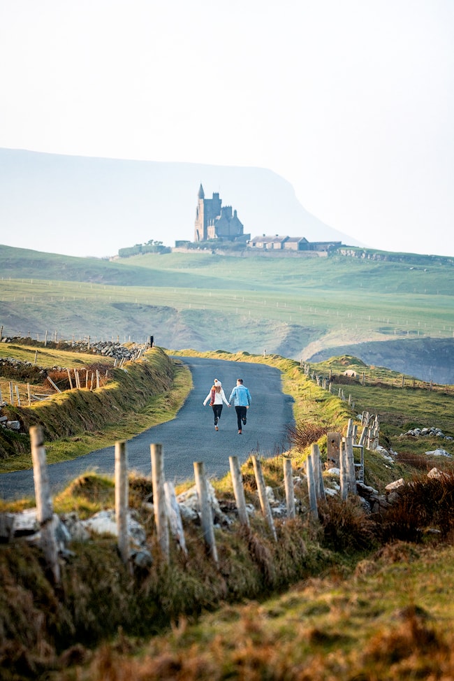 Mullaghmore Peninsula | Ireland's Wild Atlantic Way is a breathtaking coastal route that's bursting with things to do, spectacular views, castles, and quaint towns. Find out some must-see stops for a week long Wild Atlantic Way road trip, starting in Dublin and ending near Galway! By Renee Roaming, your course for trip inspiration, destination guides, and dreamy travel photography. 