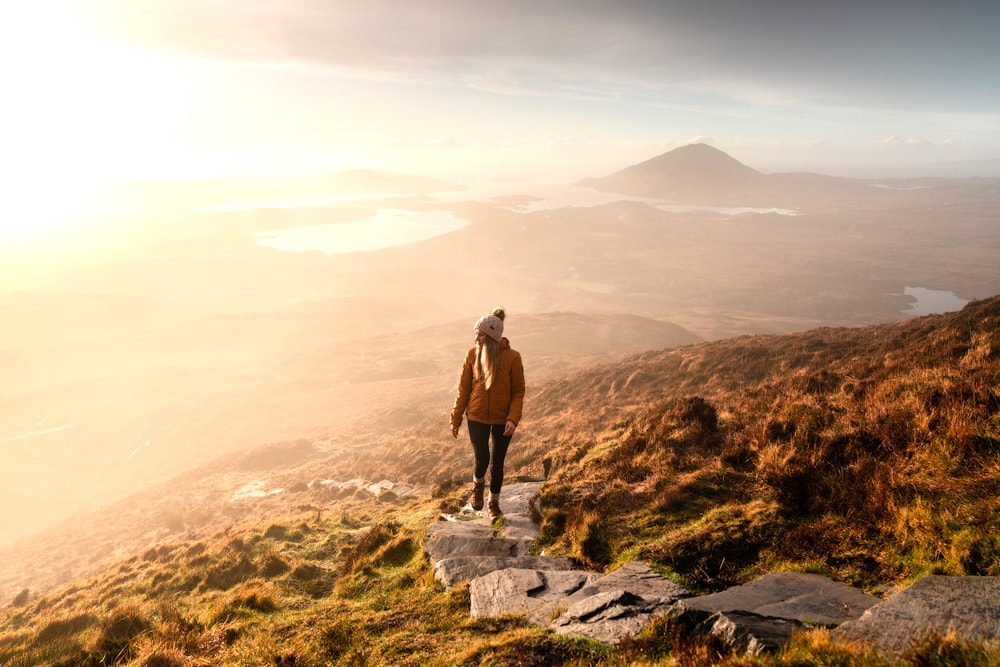 Ireland's Wild Atlantic Way is a breathtaking coastal route that's bursting with things to do, spectacular views, castles, and quaint towns. Find out some must-see stops for a week long Wild Atlantic Way road trip, starting in Dublin and ending near Galway! By Renee Roaming, your course for trip inspiration, destination guides, and dreamy travel photography. 