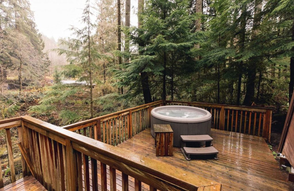 Cozy Cabins to Rent in Washington State - Canyon Creek Cabin Hot Tub - Renee Roaming