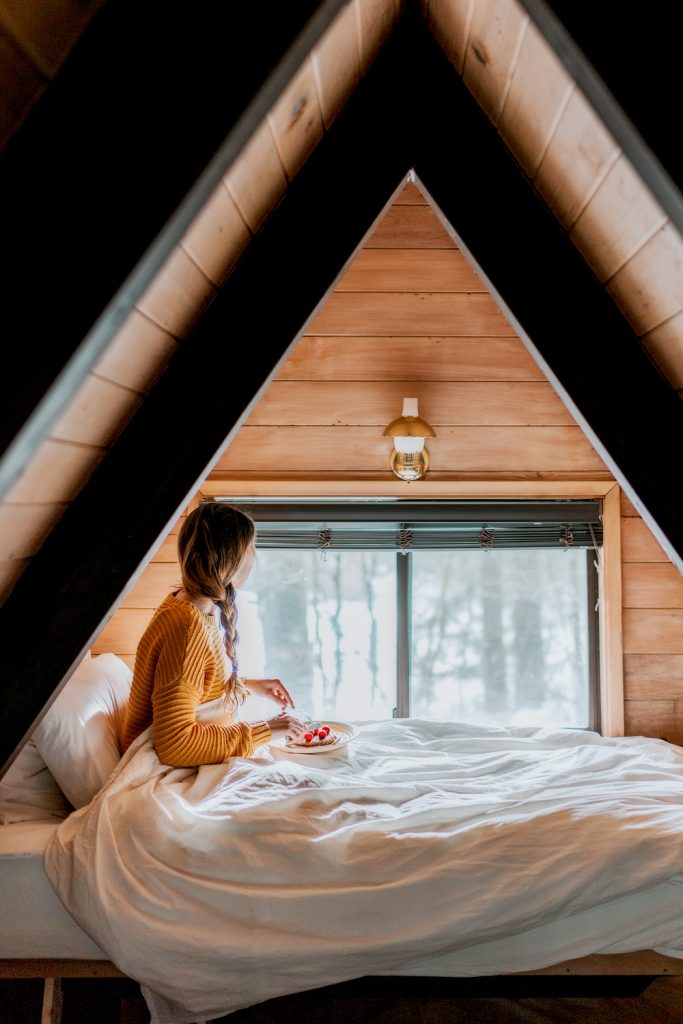 Cozy Cabins to Rent in Washington State - Sky Haus Cabin Bedroom Breakfast - Renee Roaming
