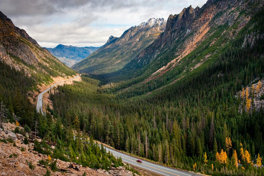 Best outdoor things to do during fall in Washington State - North Cascades Scenic Highway