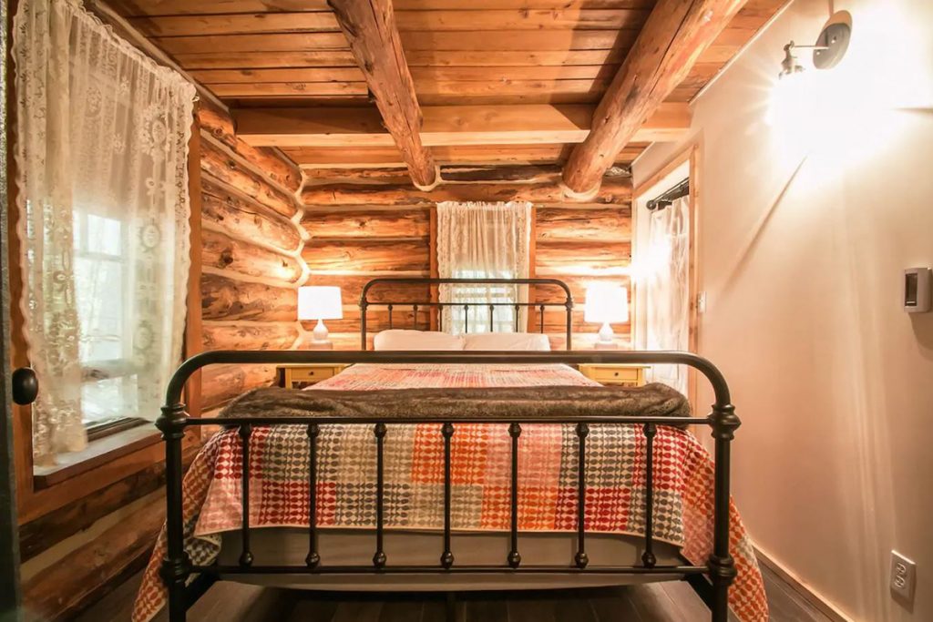 Cozy Cabins to Rent in Washington State - Guten Log Cabin Bedroom - Renee Roaming