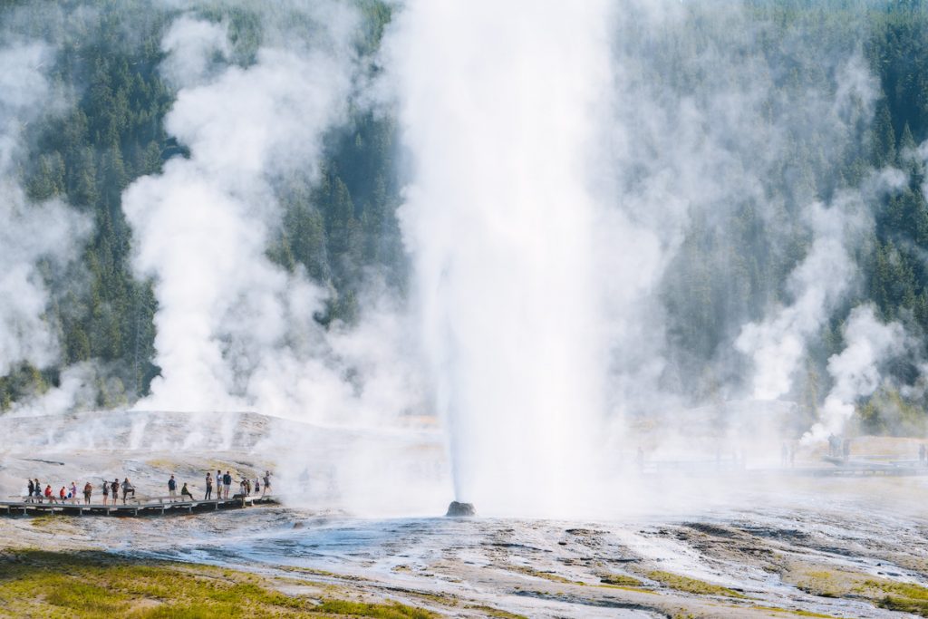 Ultimate Yellowstone National Park Guide and Itinerary - Beehive Geyser