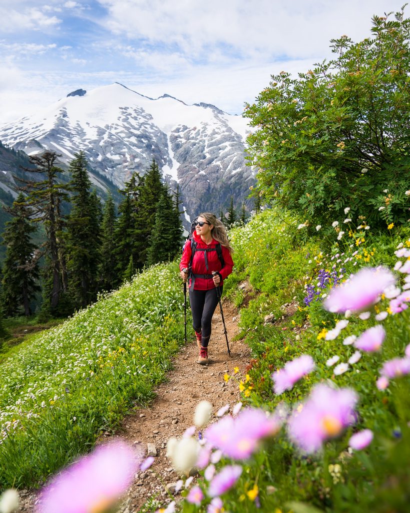 What to wear hiking as a woman - best hiking windbreaker for women