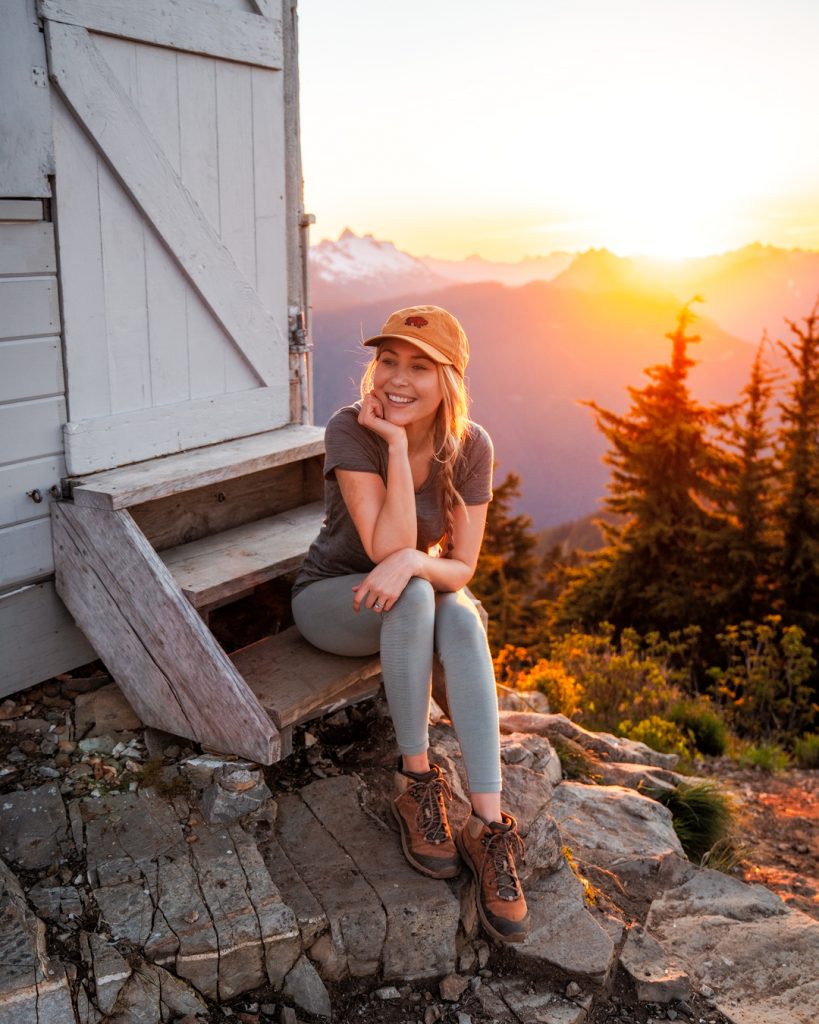 What to wear hiking as a woman - cute hiking outfit for women
