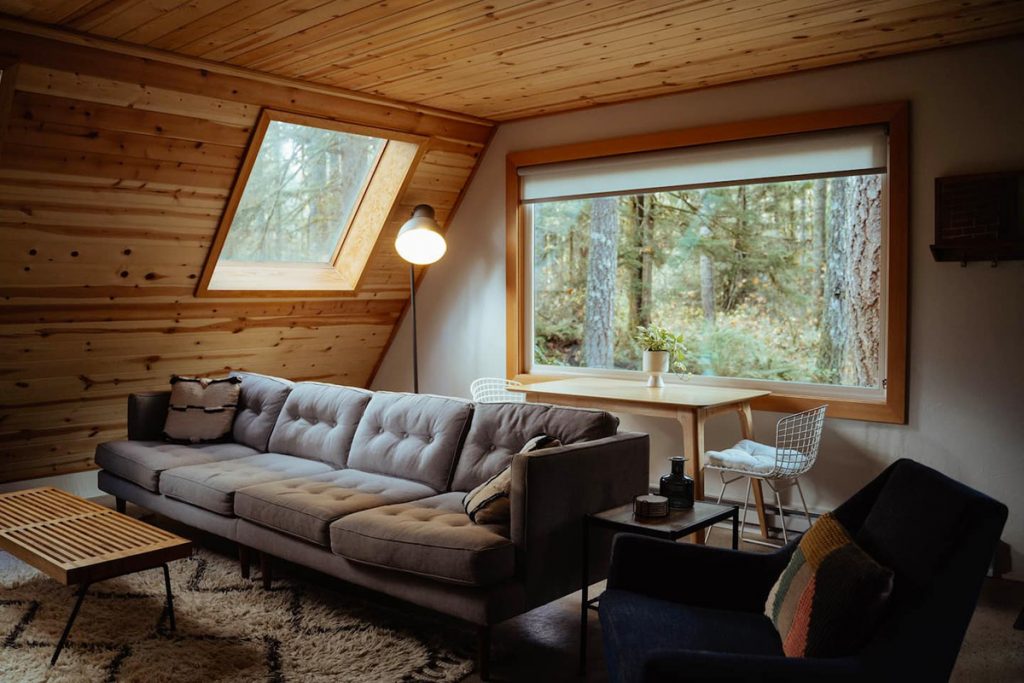 24 Dreamy Oregon Cabins You Can Rent - Niksen House Living Room