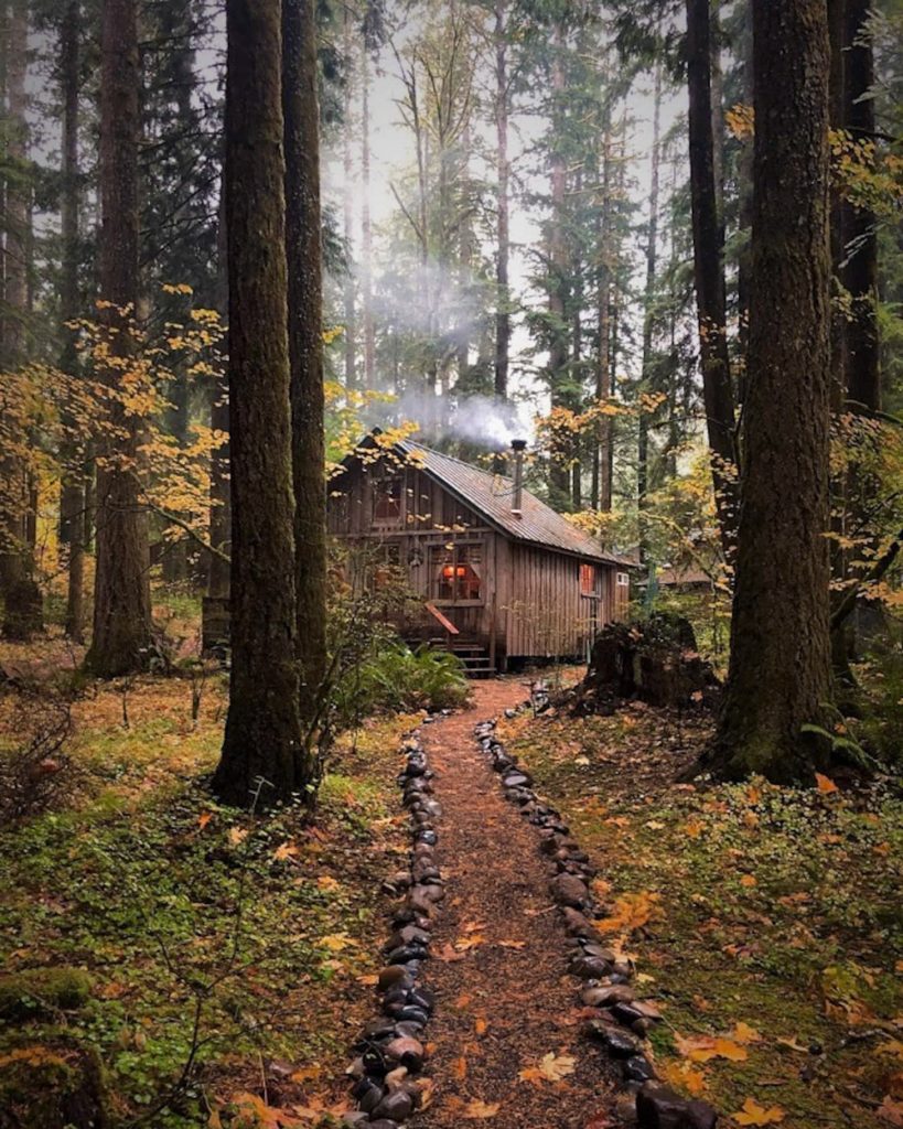 Cozy Oregon Cabins To Rent in Fall - Historic Cedarwood Cabin