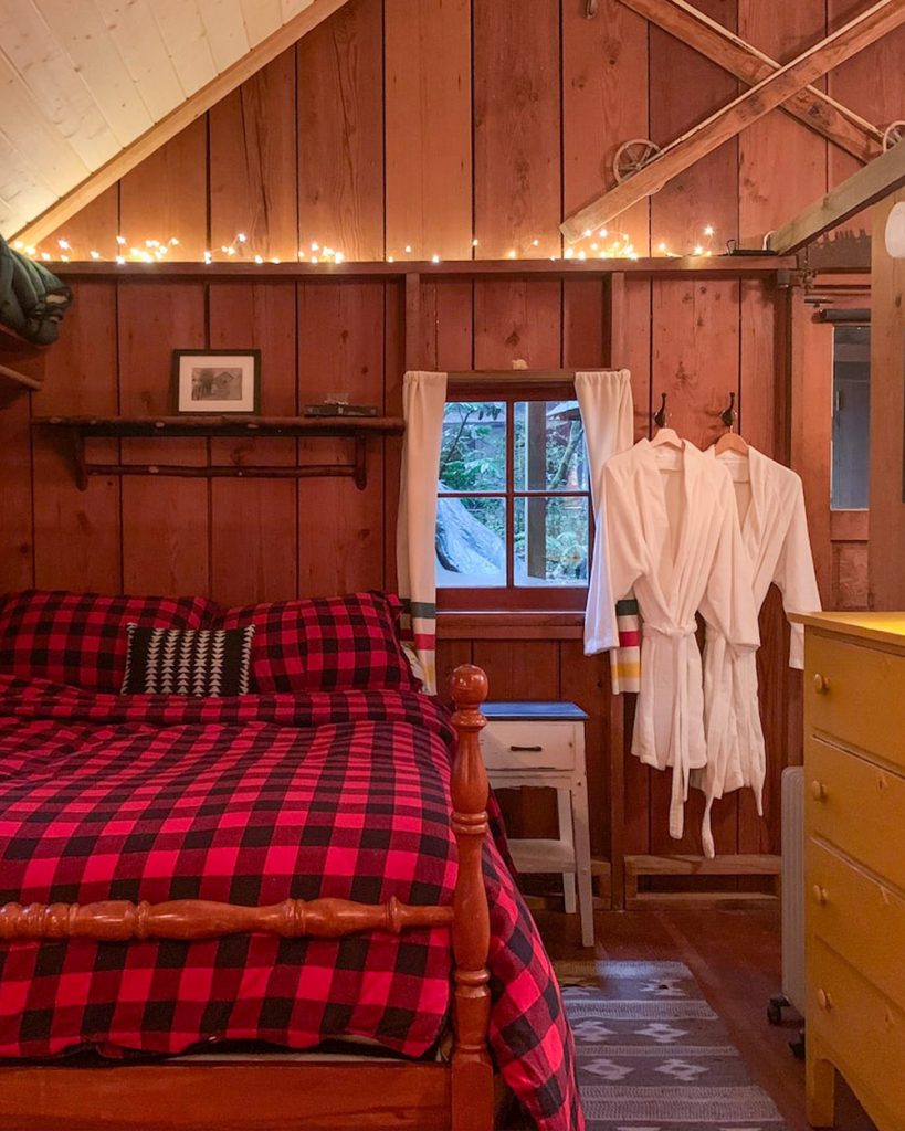 Cozy Oregon Log Cabin To Rent - Historic Cedarwood Cabin