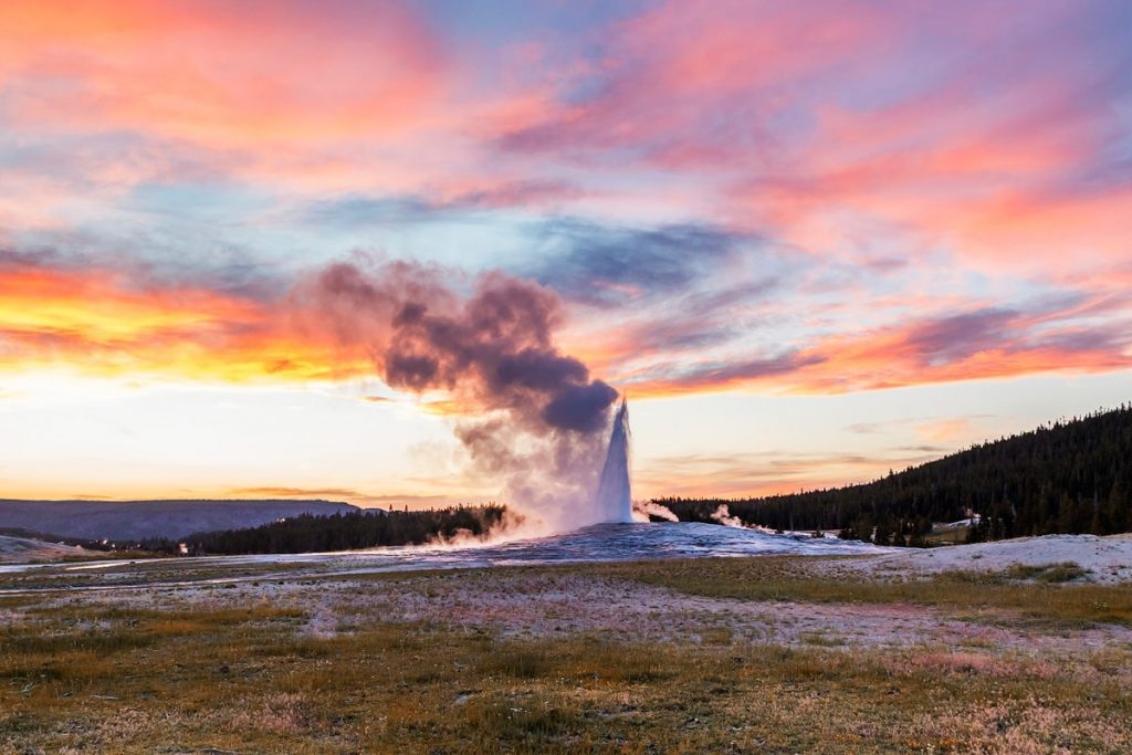 Ultimate Yellowstone National Park Guide and Itinerary- Faithful Geyser