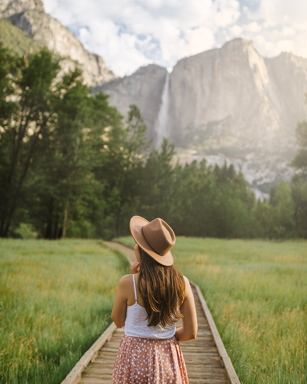 Renee Roaming - Golden sunset, dreamy clouds, and mountain